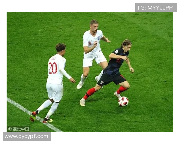 莫德里奇赛场情绪失控引发争议 裁判如何果断应对与处罚解析 莫德里奇赛场情绪失控引发争议 裁判如何果断应对与处罚解析